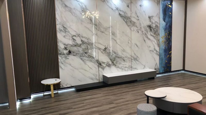 辅材价格通常低于主材，但在装修过程中不可或缺。以下是一些解读辅材价格的关键点：